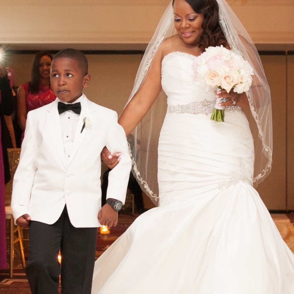 Enzoani Magnolia Wedding Dress with veil and sash - Picture 10 of 10